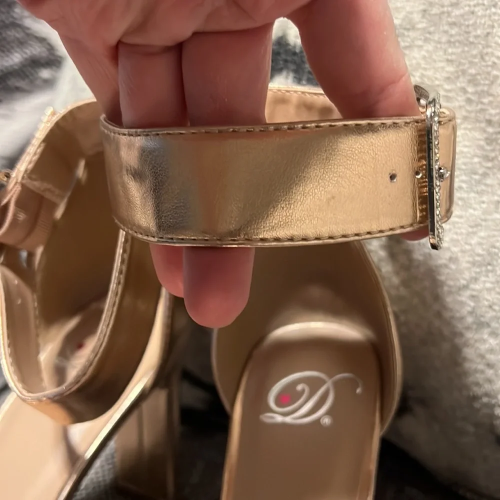NWOT D Heart High Heels